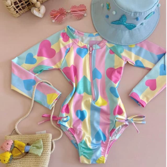 Maiô Infantil Arco-Íris de Corações Pastel Manga Longa com Zíper Frontal e Laços Laterais