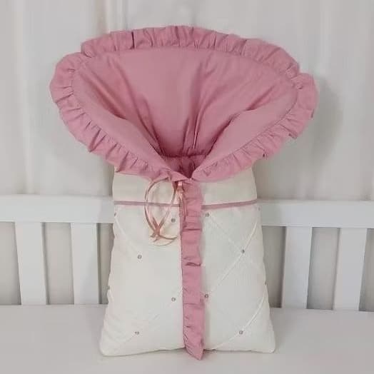 Porta Bebê Saco Dormir Acolchoado Bem Fofinho C/  Babado Tecido Pique Palha e Rose P/ Menina.