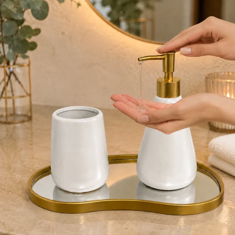 Kit Lavabo 3 Peças Porcelana Preto Branco com Dispenser Porta-Escovas e Bandeja Espelhada