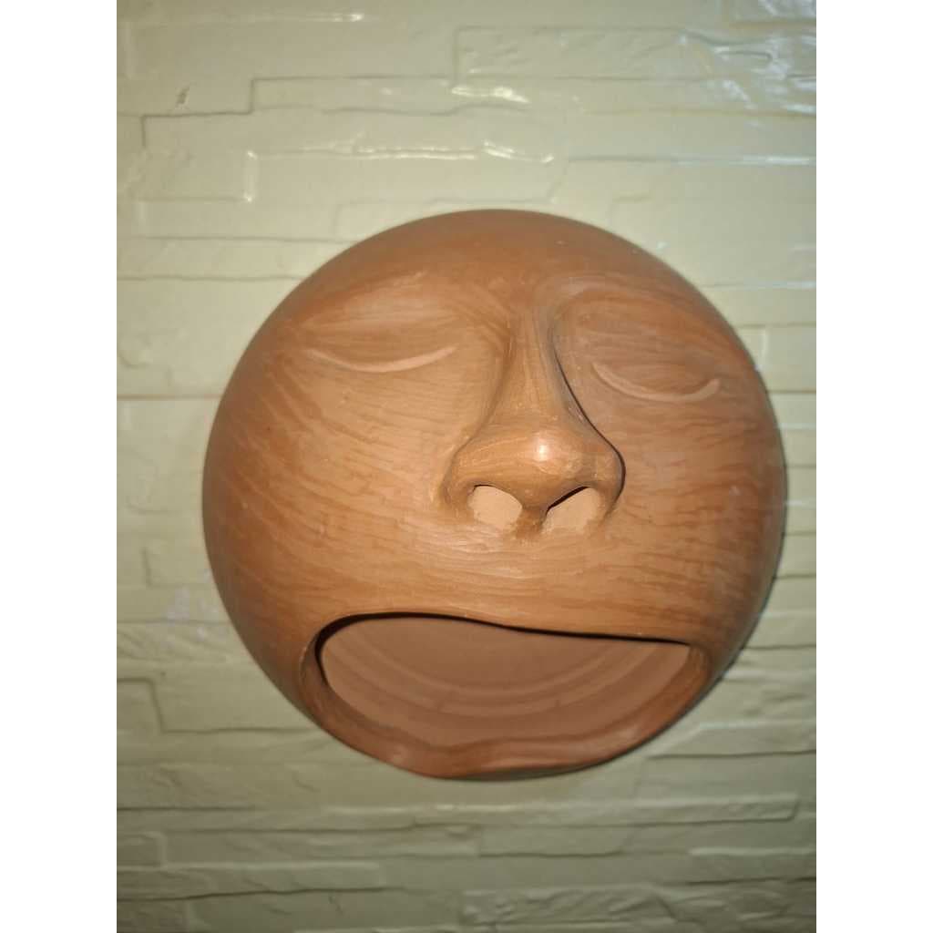 Máscara Bocejo em Barro Artesanal 21 cm | Escultura Decorativa de Parede 1,4 kg