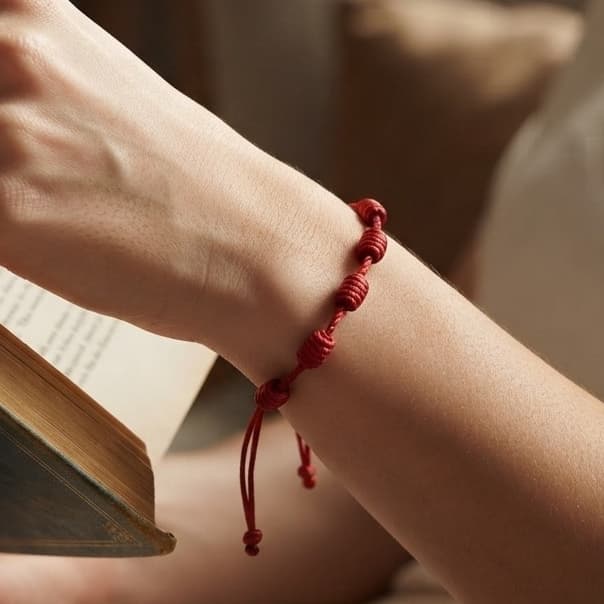 Kit 2 Pulseira Kabbalah Fio Vermelho Sorte e Proteção - 7 Nós Artesanal Unissex Tamanho Ajustavel