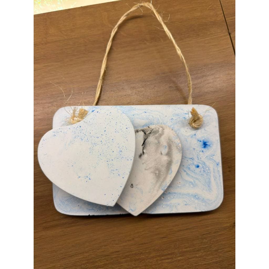 Placa Pendurável Rústica Em Gesso Com Corações Efeito Marmorizado, Quadro, Quadrinho Decorativo