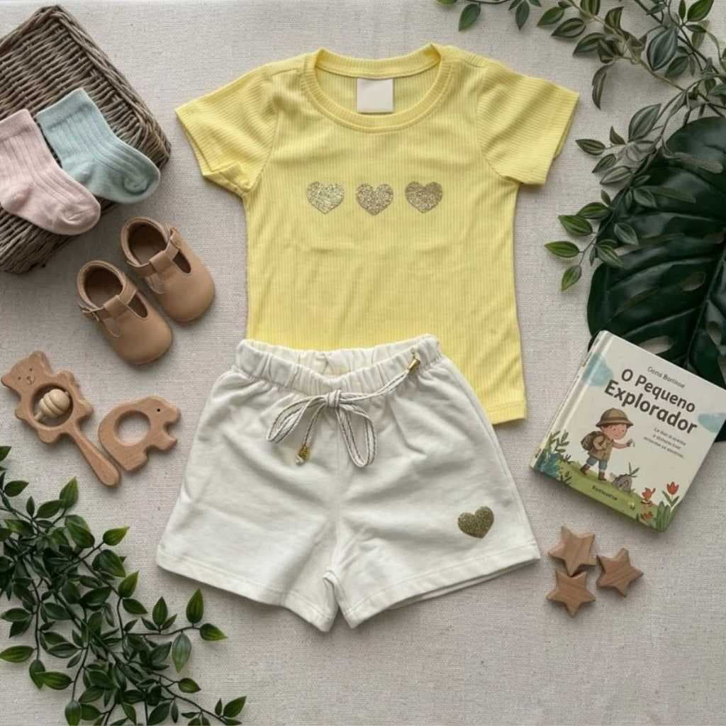 Conjunto Infantil Menina -  Blusa com Coração Dourado e Short de  Moletinho