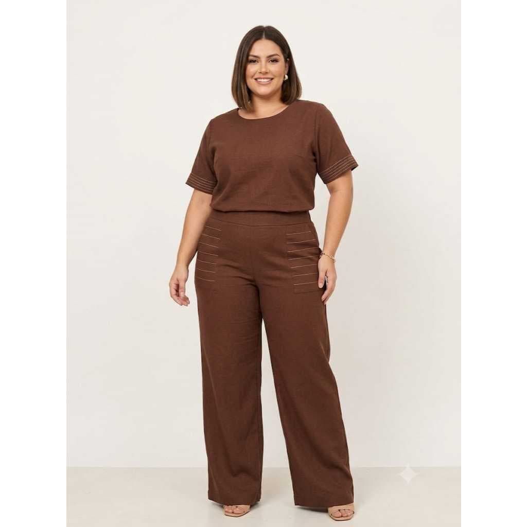Conjunto Feminino Plus Size em Tecido Sensorial – Marrom  Conjunto feminino plus size moderno, confortável e elegante, c