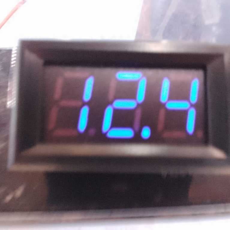Voltímetro Digital Mini DC Azul com Display LED Azul e Baixo Consumo de Energia