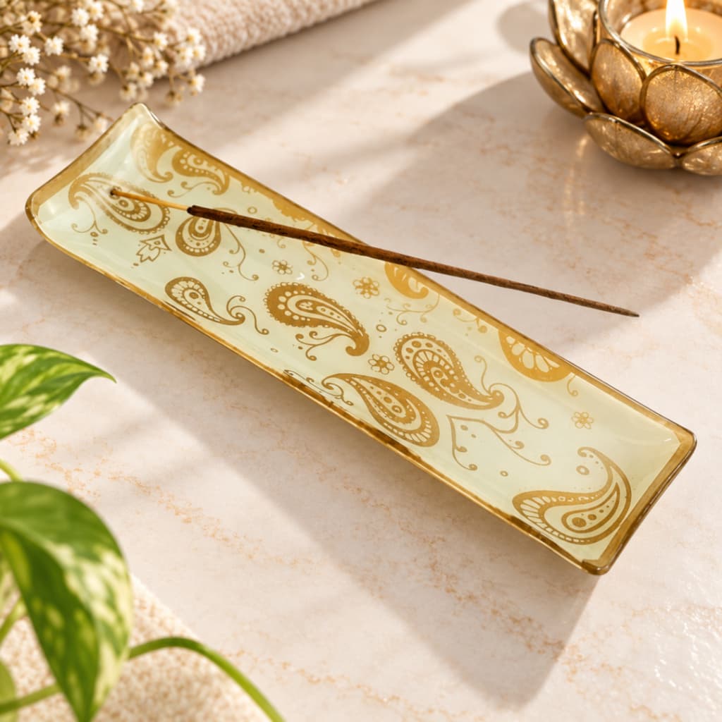 Porta Incenso Retangular 6,5 x 22,5 cm lindamente decorado com estampa Paisley nas cores branca e dourada