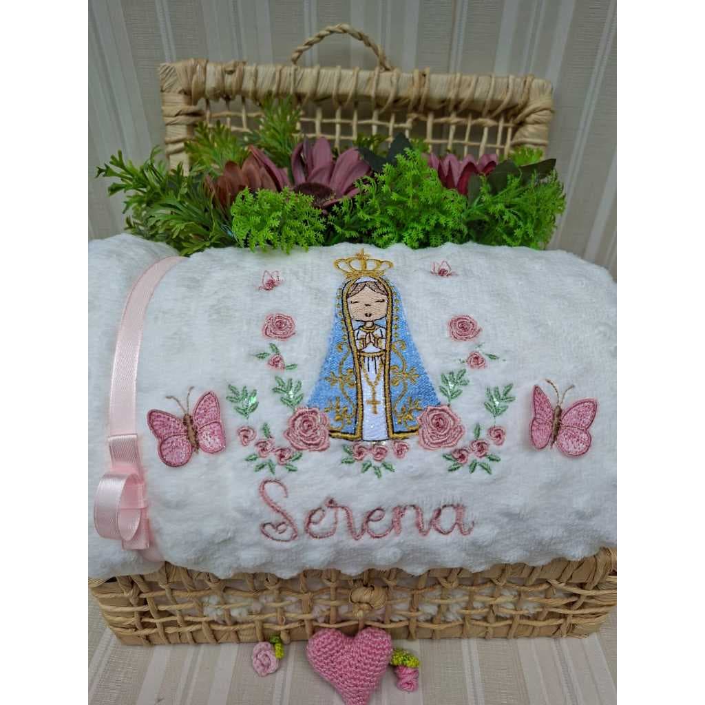 Manta Pipoquinha forrada do bebê personalizada Nossa Senhora Aparecida com Borboletas 3D 80x95cm