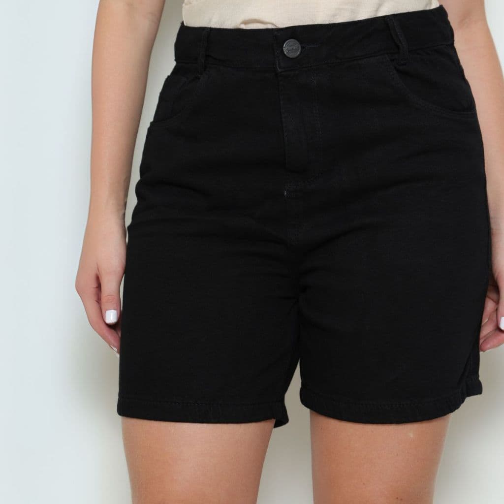 Bermuda Jeans Feminina Cintura Alta Mom Lavagem Preta E Bolsos