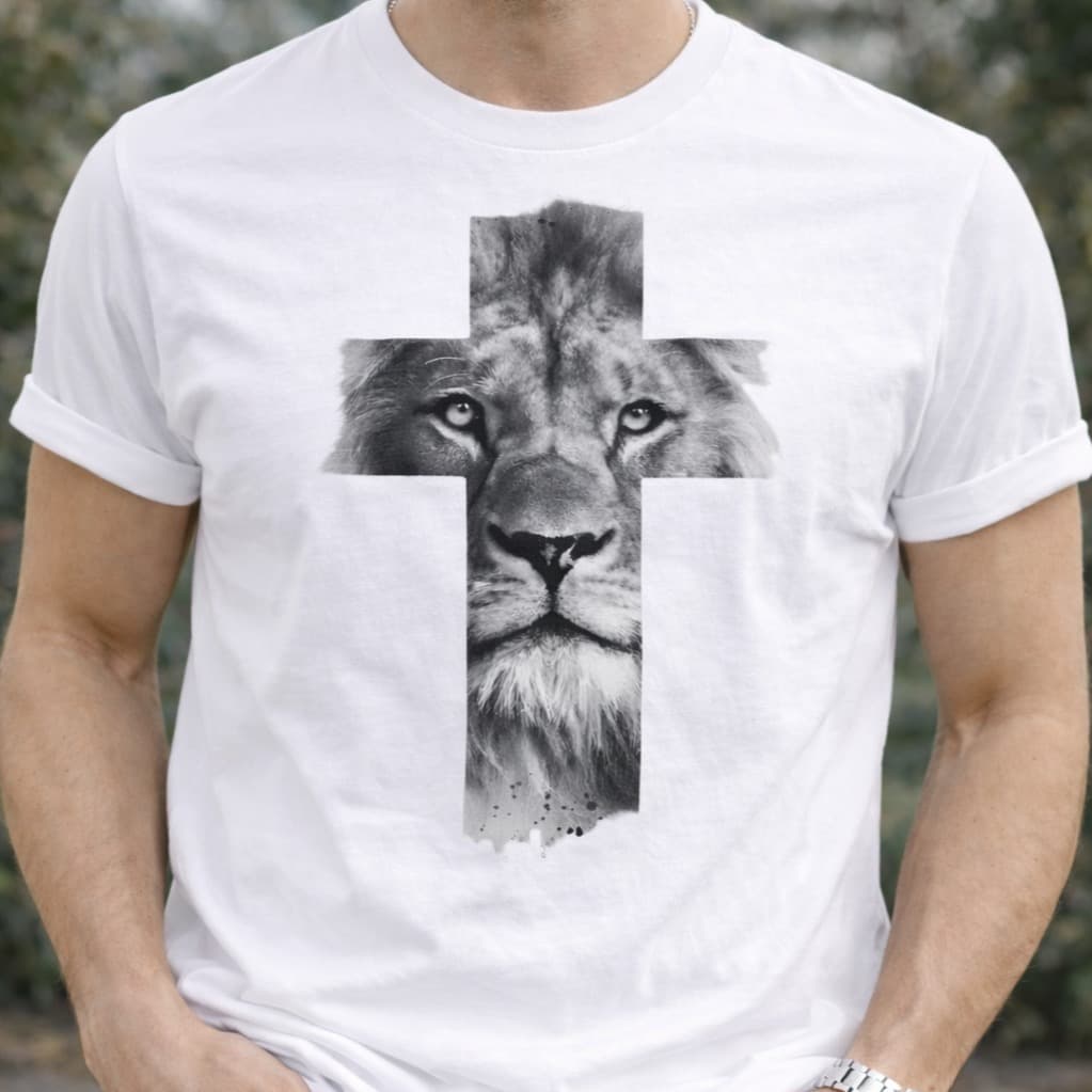 Camiseta Masculina Gospel Leão da Tribo de Judá | Cruz Cristã Estilosa | Moda Evangélica Masculina Premium