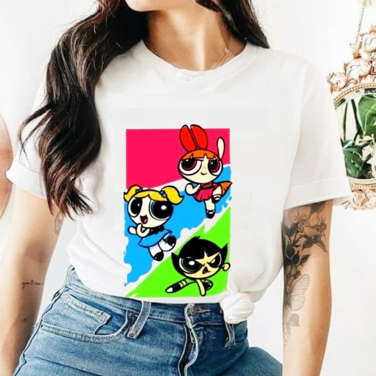 Camiseta Branca Feminina com Estampa de Heroínas Cartoon