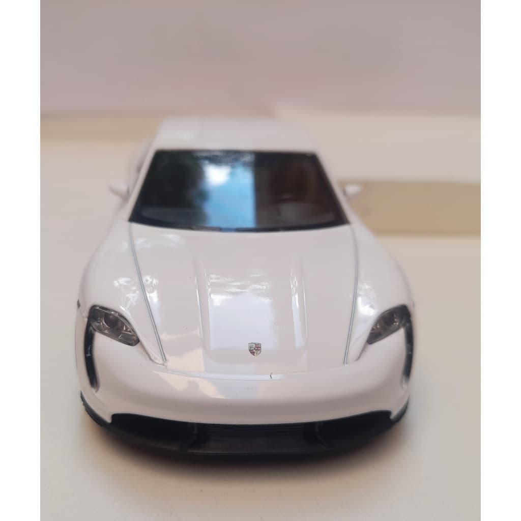 Miniatura Porsche Taycan Turbo's Branco RMZ 1:36 Metal e Fricção