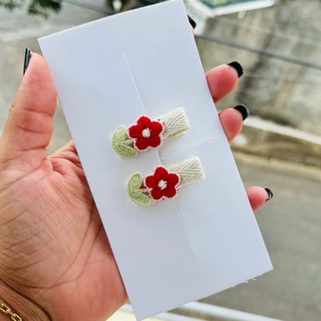 Presilha Infantil com Flor Bordada , Para recem nascido Delicado e com borrachinha  deslizante