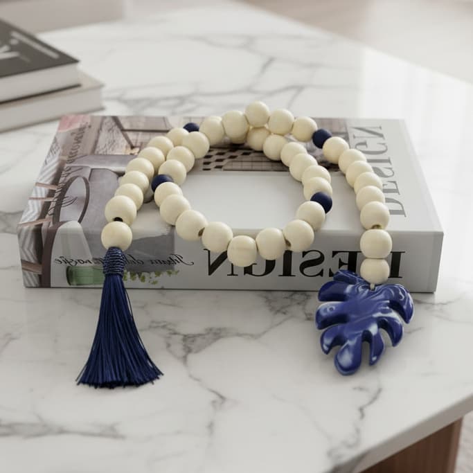 Colar de Mesa Decorativo com Bolinha Branca e Pingente Costela de Adão Azul Marinho 80cm