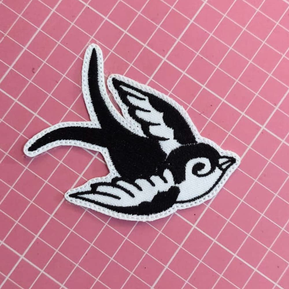 Patch Pássaro Andorinha Old School Aplique Bordado Passarinho Termocolante Alternativo Customização