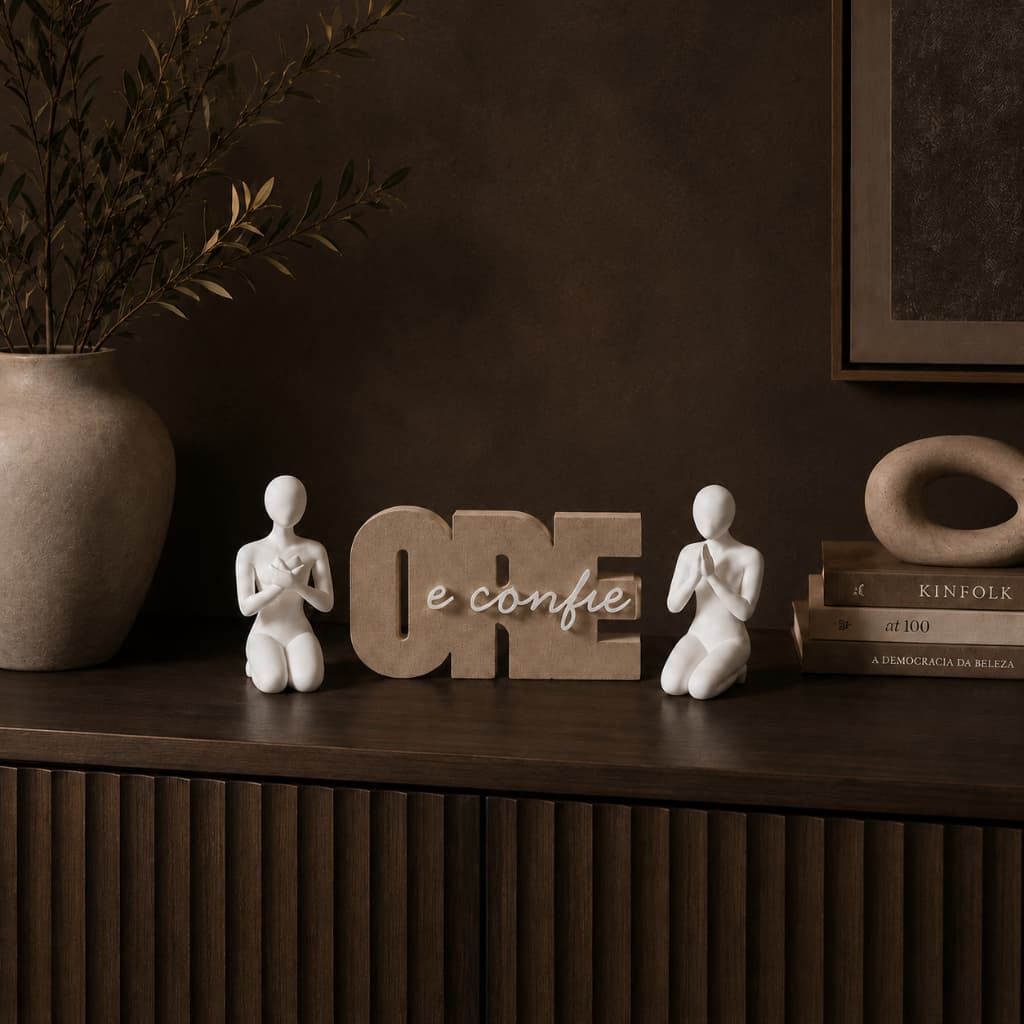 Kit Decorativo “ORE e Confie” com 2 Bonecos Orando 10cm Sala, Rack, Escritório e Presente