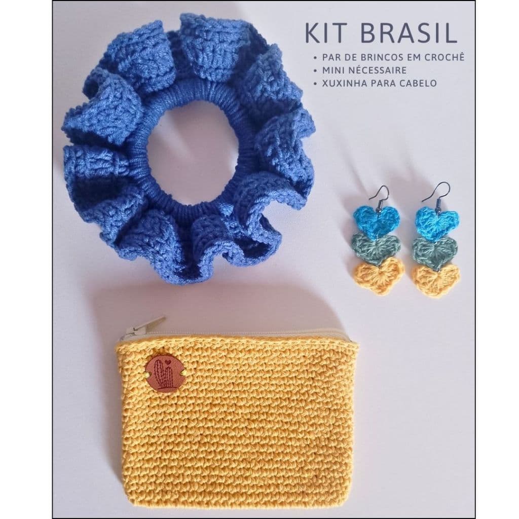Kit Brasil - Par de Brincos em Crochê + Mini Nécessaire + Xuxinha/Elástico para Cabelo em Crochê