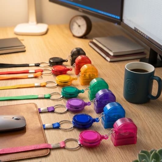 Carimbo com Prendedor Retrátil e Cordão - Diversas Cores - Personalizado