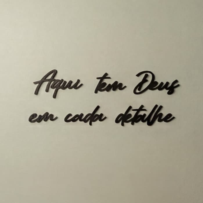 Frase Parede Cristã Aqui Tem Deus em Cada Detalhe MDF Preto Vazado Decoração Fé Casa Sala Quarto