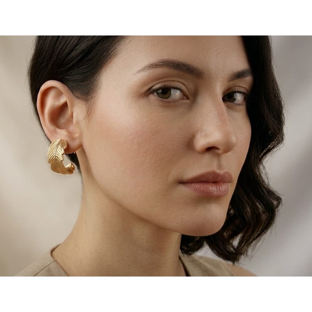 Brinco Feminino Folha Dourado Texturizado Minimalista Elegante Delicado.