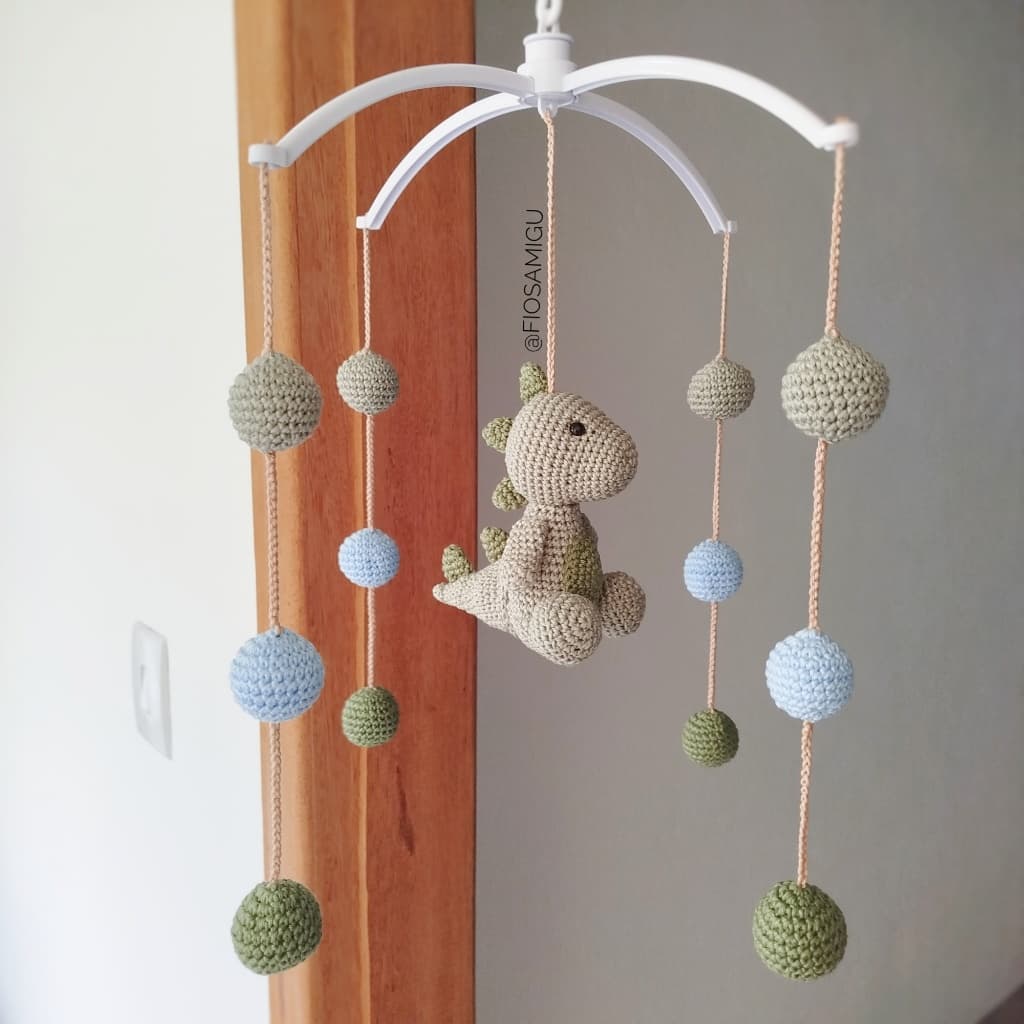 Mobile amigurumi, crochê, mobile berço, menino, dinossauro / musical