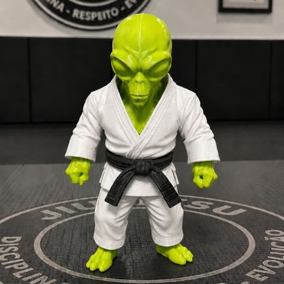 Boneco Alien Lutador de Jiu-Jitsu com Kimono | Decoração Criativa para Faixas e Atletas