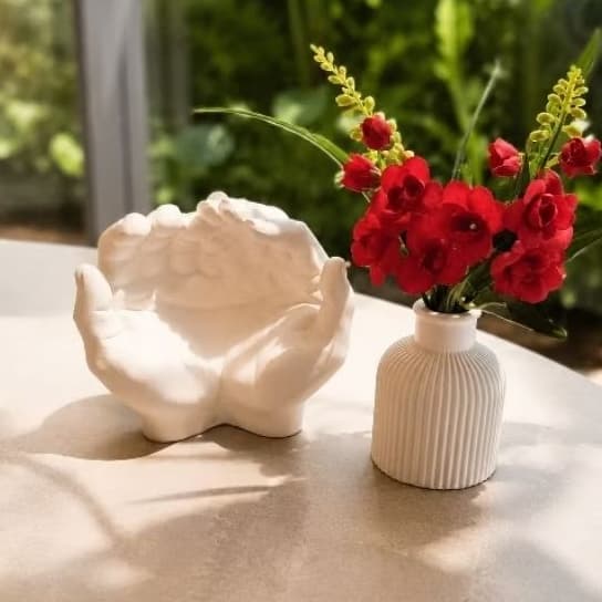 Vaso decorativo com arranjo floral + escultura decorativa em formato de mão / kit decoração