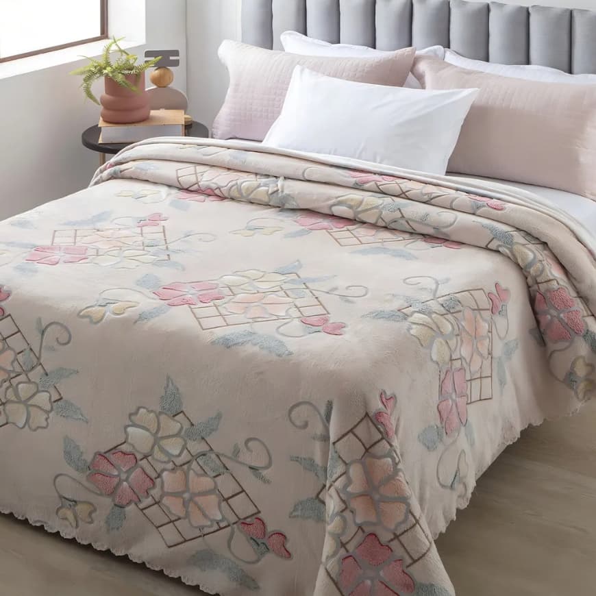 Colcha Queen Aveludada Relevo Jolitex Piacere Bege Floral 2,40x2,60m CobreLeito Macio Enxoval Modern