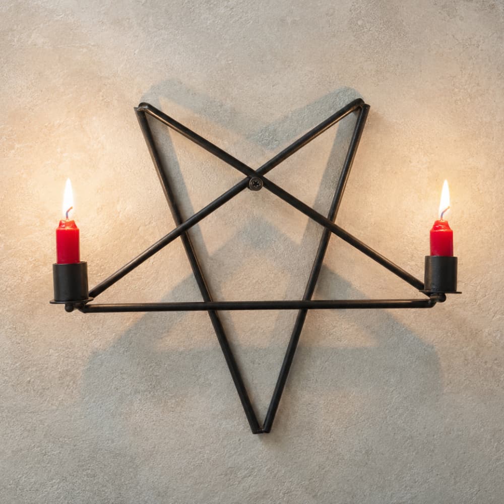 Castiçal Pentagrama Invertido em Ferro Artesanal | Porta-Velas Gótico Duplo Decorativo