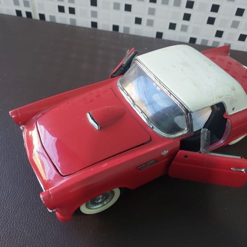 sucata Thunderbird escala 1/18