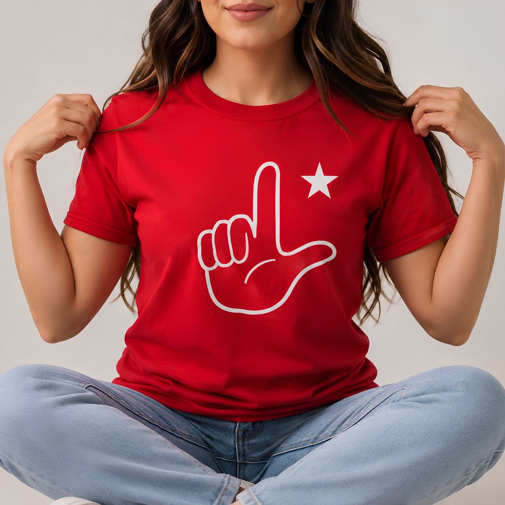 Camiseta Feminina Vermelha Estampa L com Estrela T-Shirt Política Direita