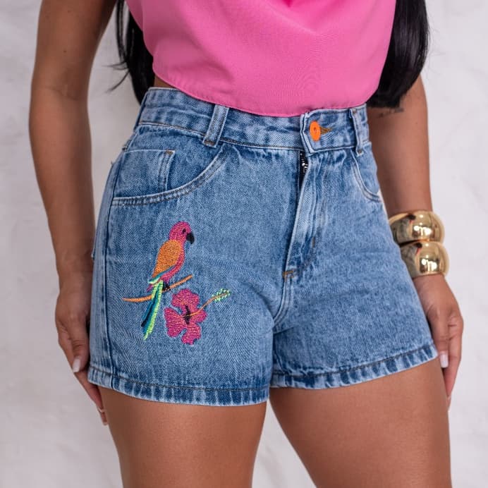Short Jeans Feminino Cintura Alta Bordado Arara Colorida Lavagem Clara | Sem Elastano|Moda Verão