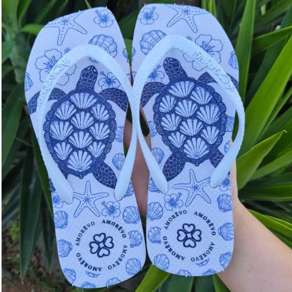 Chinelo Feminino Sola Quadrada Amorêvo Estampa Tartaruga Fundo do Mar Confortável Macio Leve