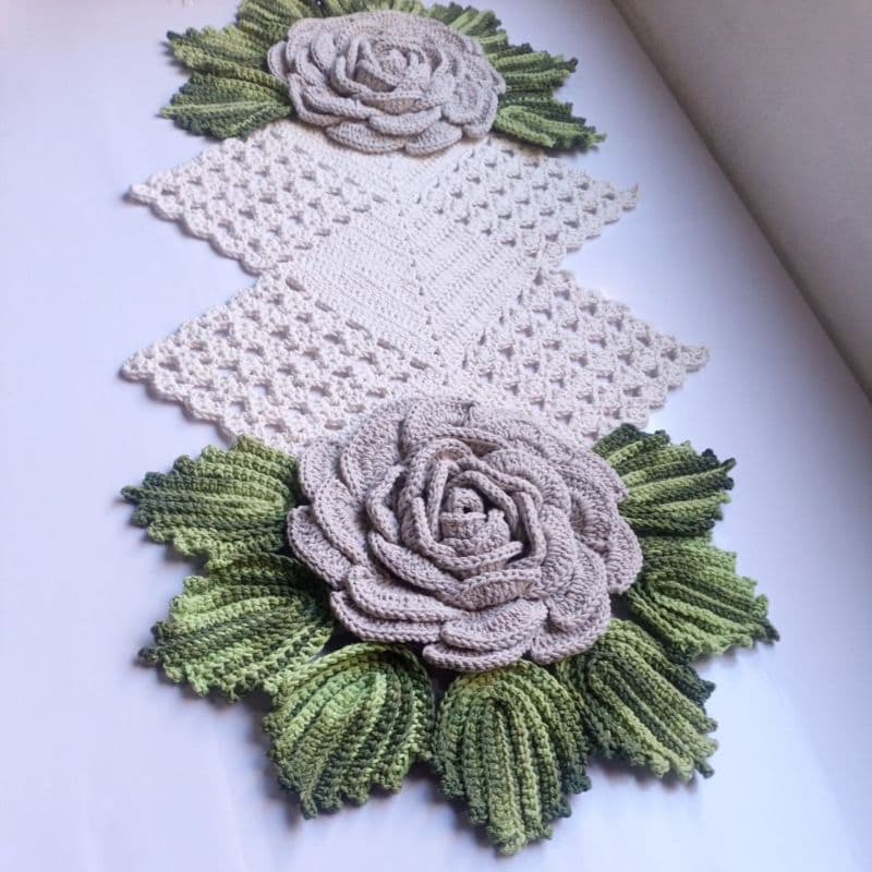 trilho de mesa 1m de crochê com rosas grande