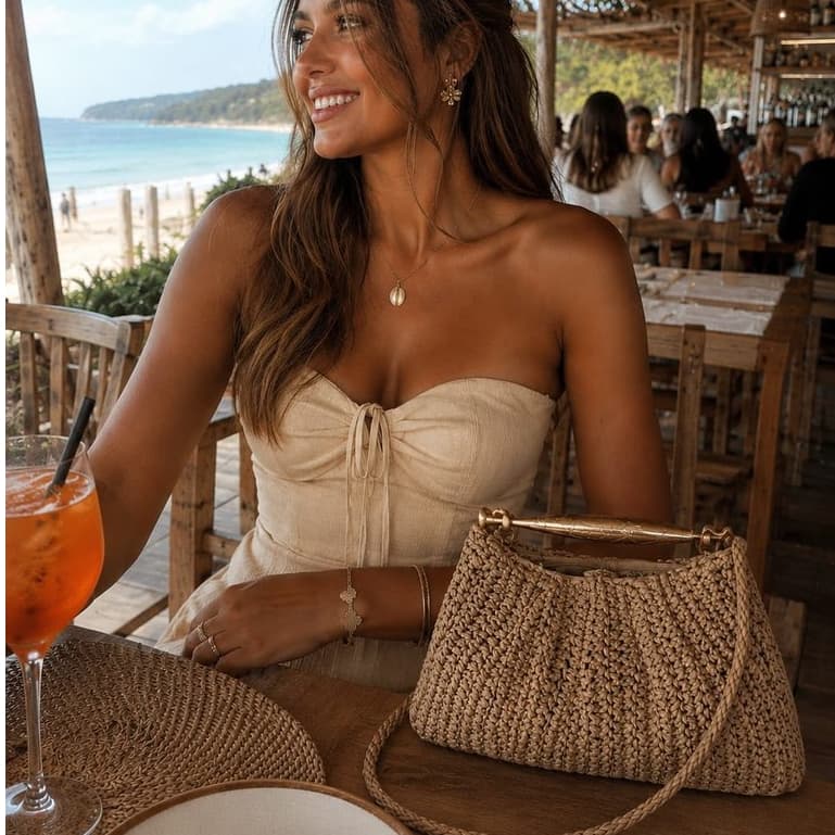 Bolsa de Praia Elegante estilo Palha Transversal com Alça Dourada