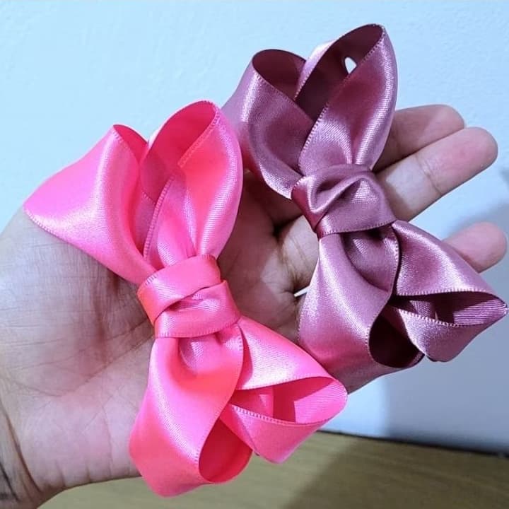Laço de cabelo infantil, modelo Boutique, na fita de cetim, presilha bico de pato