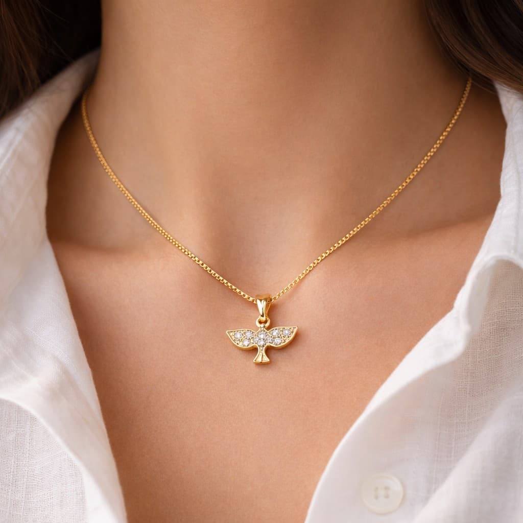 Colar Espirito Santo Cravejado Cristal Folheado a Ouro 18K - Banho Antialérgico