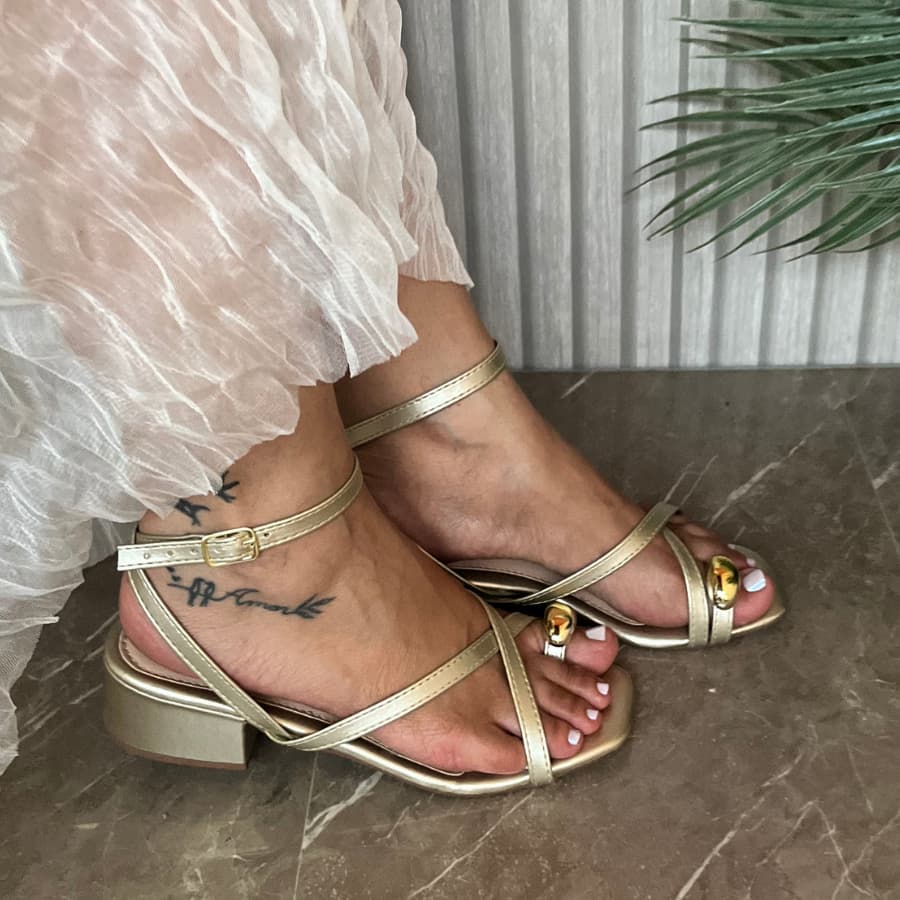 Sandália Feminina Salto Bloco Tiras Finas Detalhe Dedo de Metal Elegante Conforto Casual Chique Nude