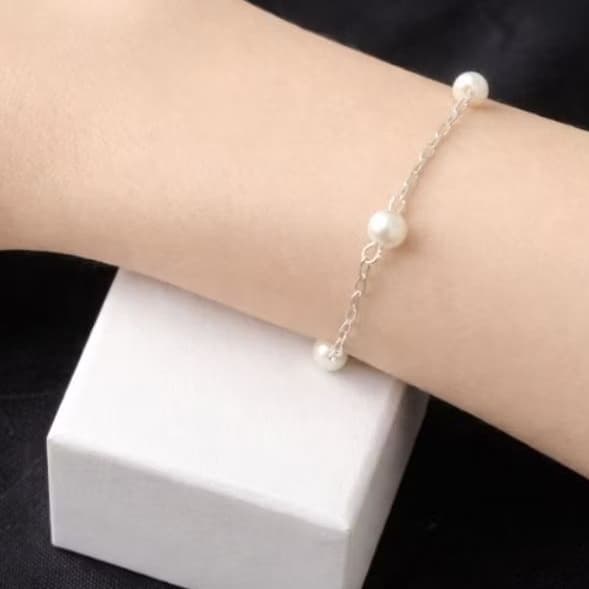 Pulseira Feminina pérolas foleada a prata banhada elegante e delicada