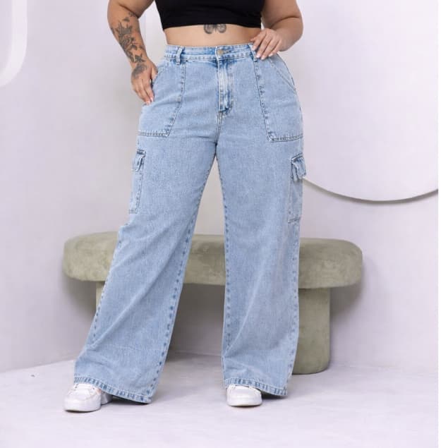 Calça Jeans Cargo Plus Size Wide Leg Cintura Alta Lavagem Clara – Confortável e Estilosa