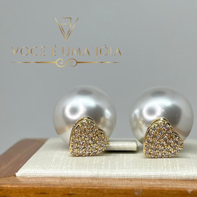 Brinco Pérola com Coração Cravejado – Delicado e Elegante (Disponível em Dourado e Prata)