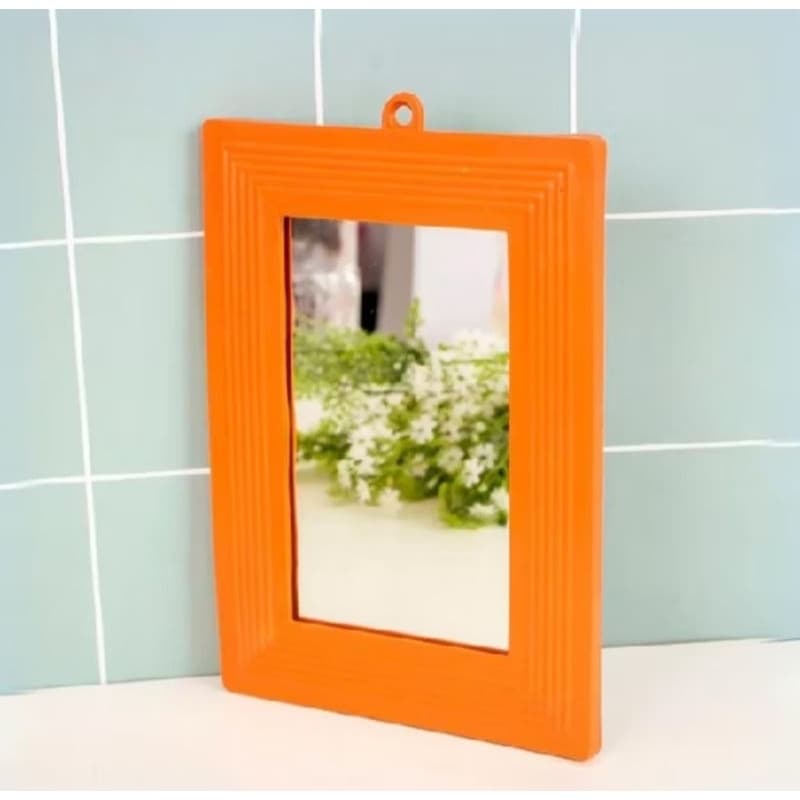 Espelho moldura plástica laranja decoração banheiro