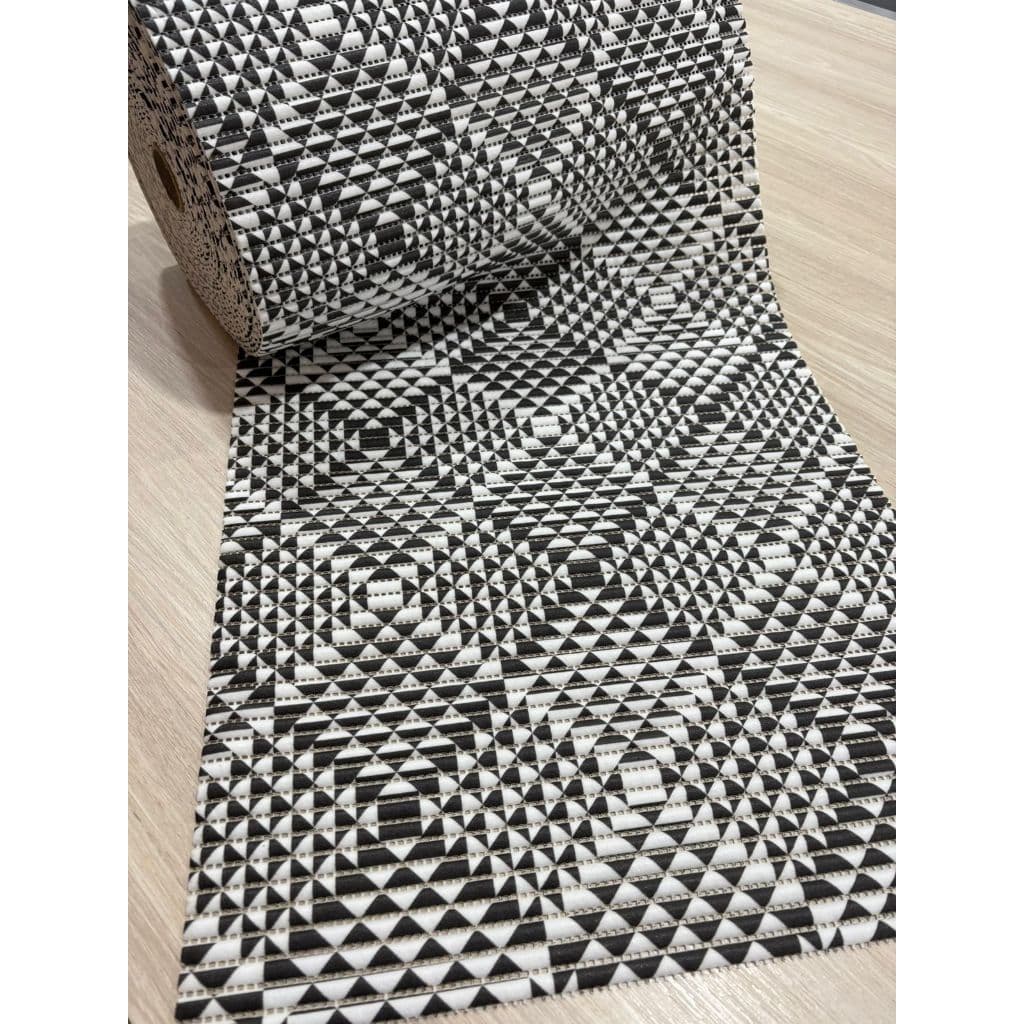 Passadeira Emborrachada Antiderrapante 45cm Largura - Toque Suave e Secagem Rápida Desenho Preto e Branco