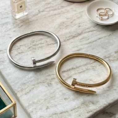 Pulseiras bracelete estilo prego, dourada e prateada, elegantes e modernas cabendo em qualquer estilo versatil