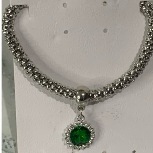 Pulseira Feminina Prateada com Pingente Halo Verde Vibrante