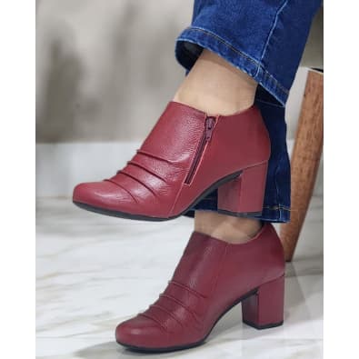 ANKLE BOOT FECHADO EM COURO LEGÍTIMO COM SALTO 7 CM FECHADO COM PALMILHA ULTRACONFORTE - CABEDAL COM DETALHES DRAPEADOS