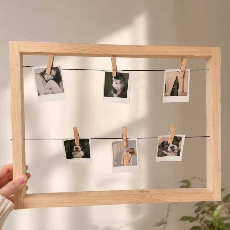 Painel de fotos polaroid moldura de madeira com cordinha e mini prendedores 38x30cm