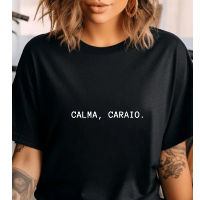 Camiseta Feminina Preta T-shirt Estampa Frases Calma Caraio Meme Blusa 100 % Algodão
