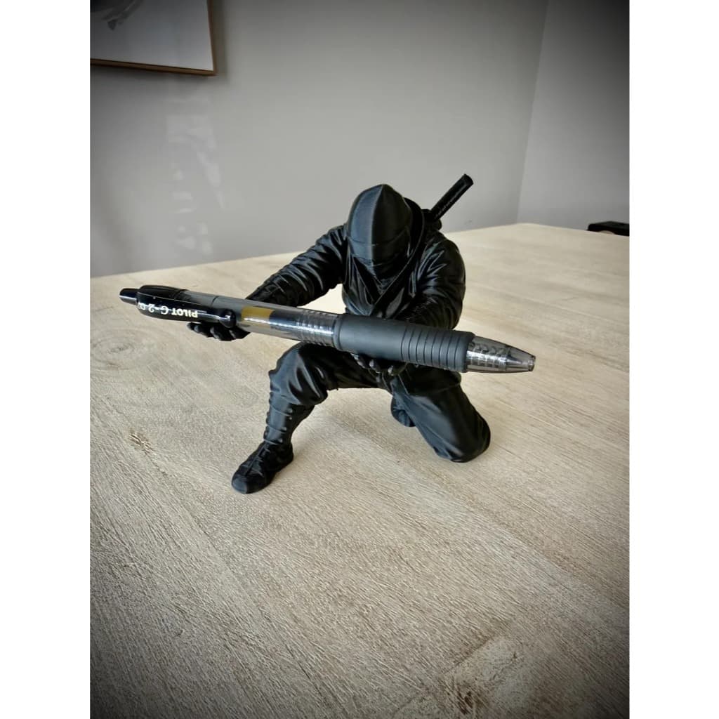 Porta Canetas Ninja Decorativo Organizador de Mesa Geek Suporte para Lápis Escritório Gamer
