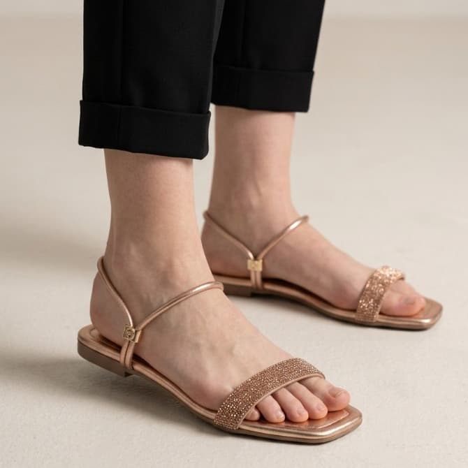Sandalia Feminina Rasteira Rasteirinha Tira Larga Detalhe Strass Ajustável Leve Conforto Moda