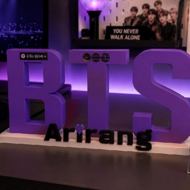 Decoração K-pop Personalizada com Nome e QR Code Musical
